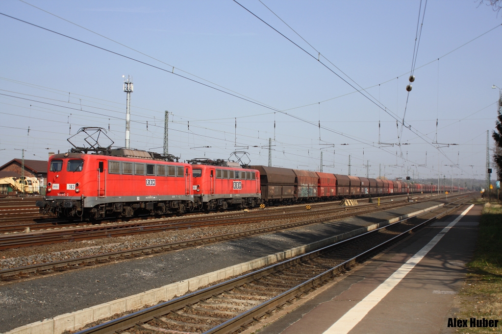 140 815 und 140 801 an einen Kohlezug in Darmstadt-Kranichstein