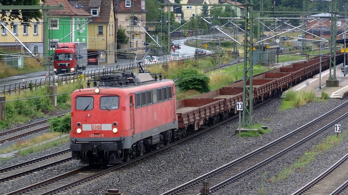 140-855 durchf�hrt im Juli 2014 mit einem G�terzug den Bahnhof Kronach.
