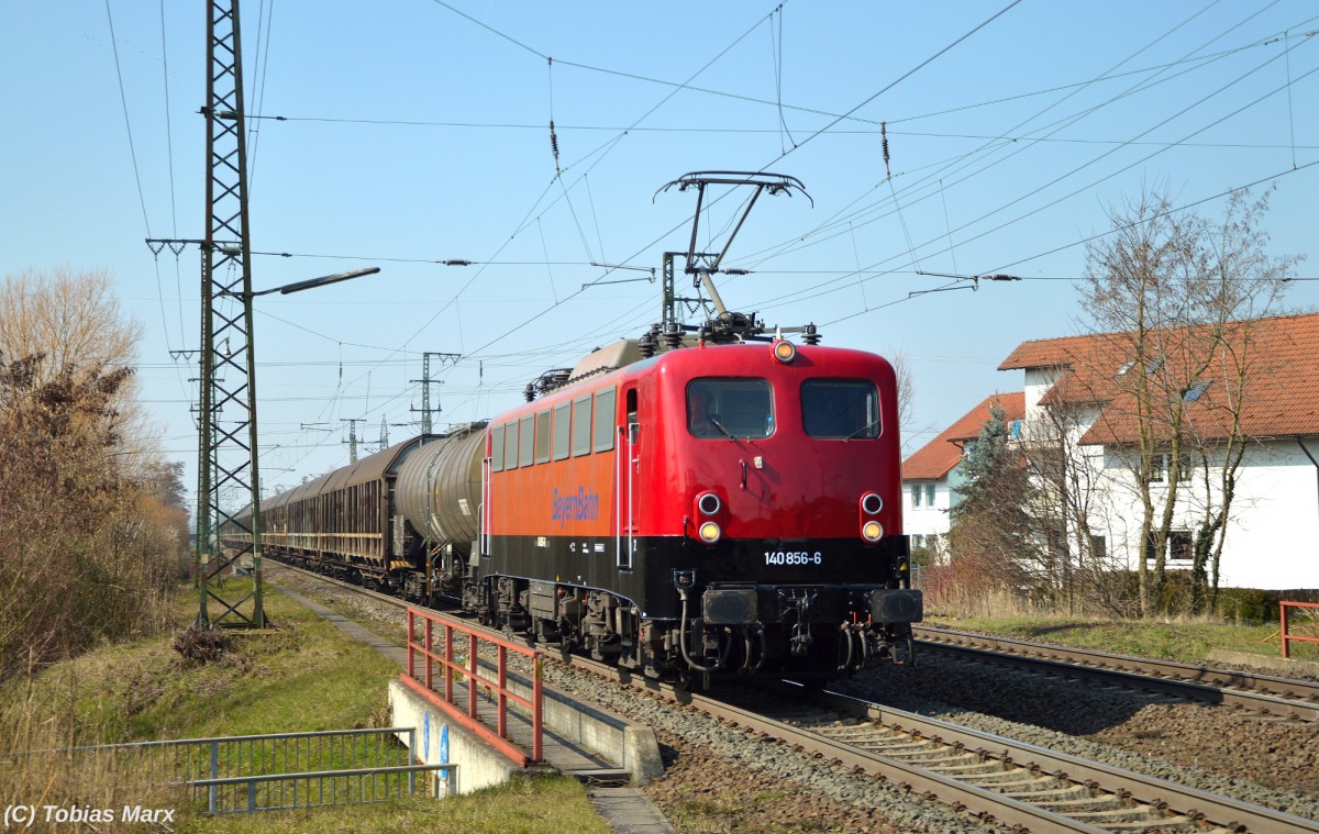 140 856 der Bayernbahn bei der durchfahrt mit dem Henkelzug durch Weiterstadt am 18.3.2016