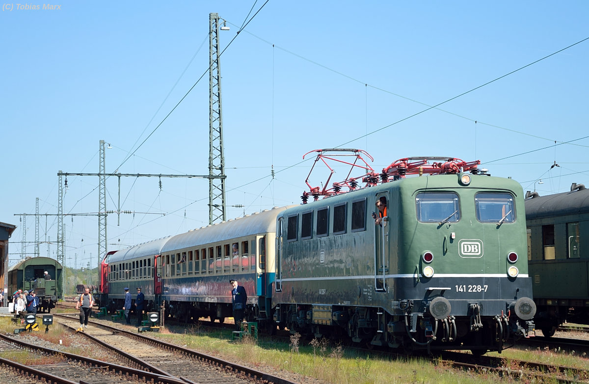 141 228-7 abfahrbereit mit einem Pendelzug zum Darmst�dter Hbf am 07.05.2016