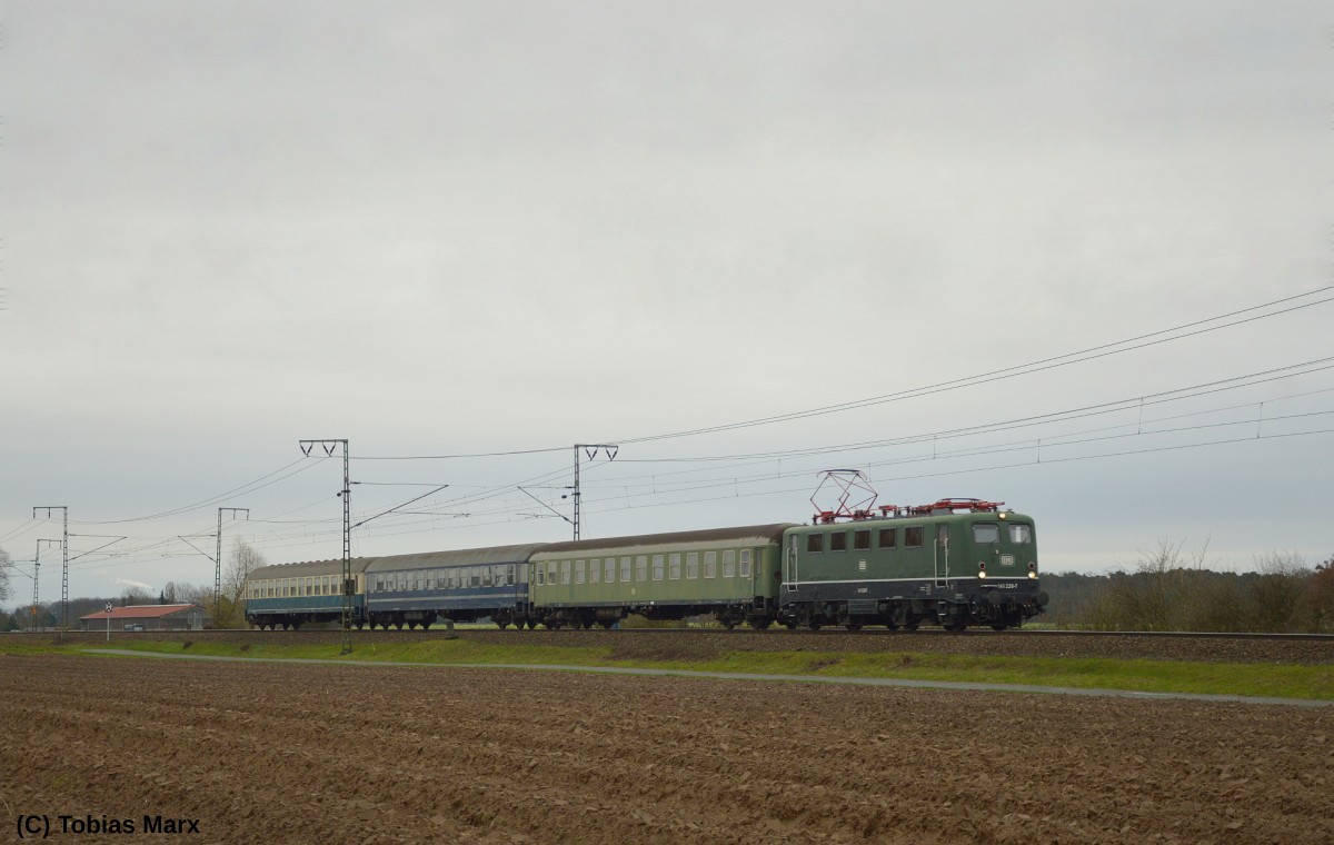 141 228-7 mit dem Sonderzug zum Weihnachtsmarkt der Nationen nach R�desheim des Eisenbahnmuseum Darmstadt-Kranichstein am 13.12.2015 zwischen Weiterstadt und Klein-Gerau.