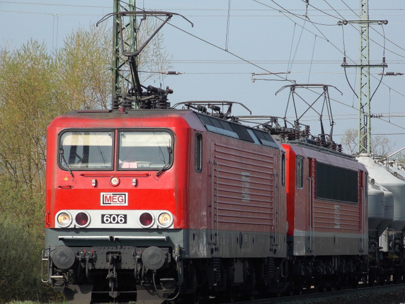 143 ??? und 155 ??? der Mitteldeutschen Eisenbahn Gesellschaft bei der Durchfahrt in Weiterstadt am 30.Mrz.2014 