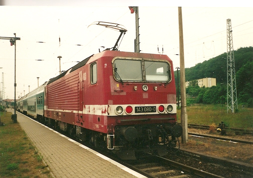 143 080 stand zur Rückfahrt nach Stralsund in Sassnitz.