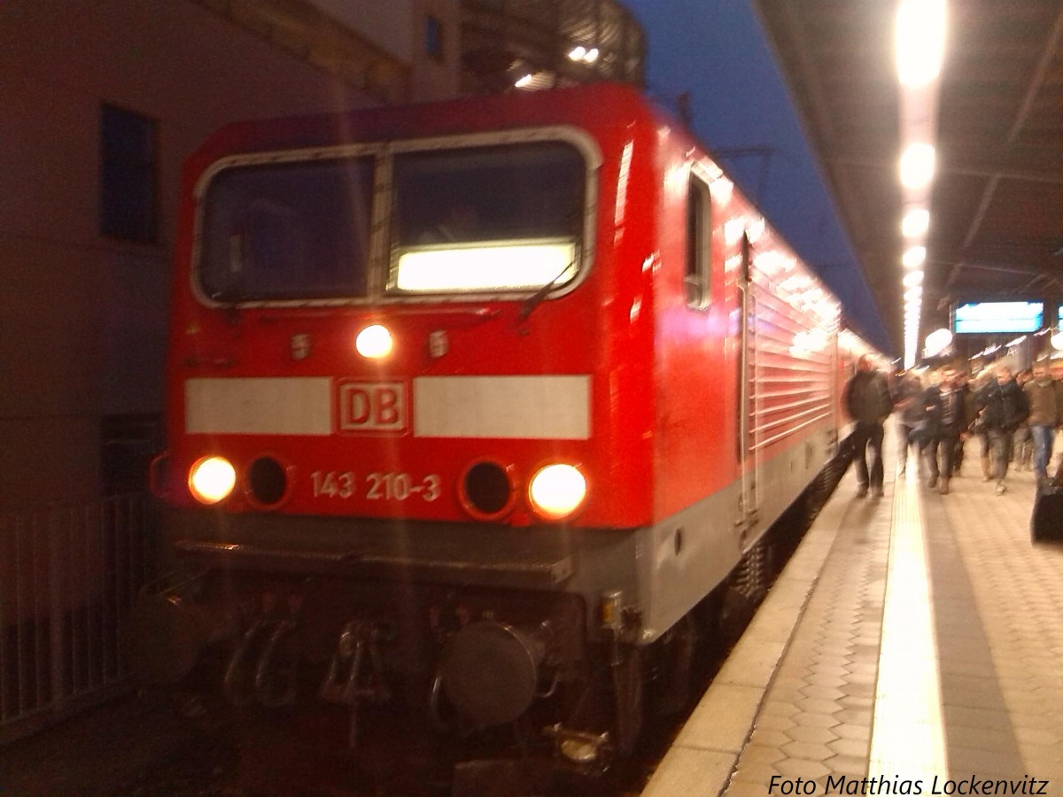 143 210-3 als RE9 aus Sassnitz im Bahnhof Stralsund Hbf am 14.2.14 