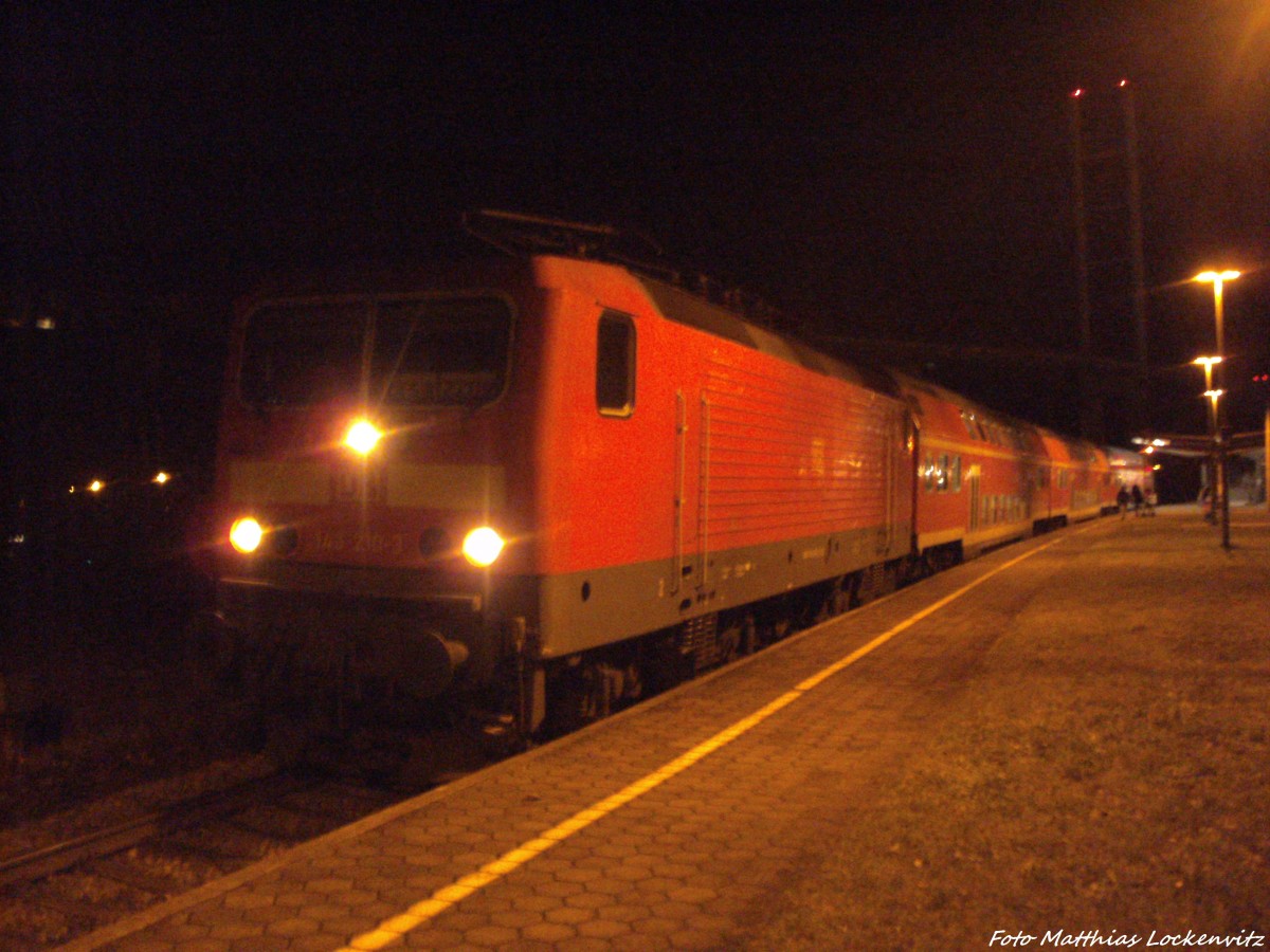 143 210-3 als RE9 mit Ziel Stralsund Hbf im Bahnhof Stralsund-Rgendamm am 16.12.13