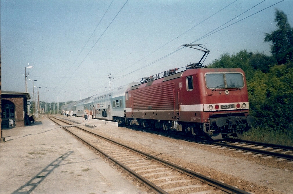 143 248 hielt mit einem RE nach Sassnitz im damaligen Bahnhof Sagard.