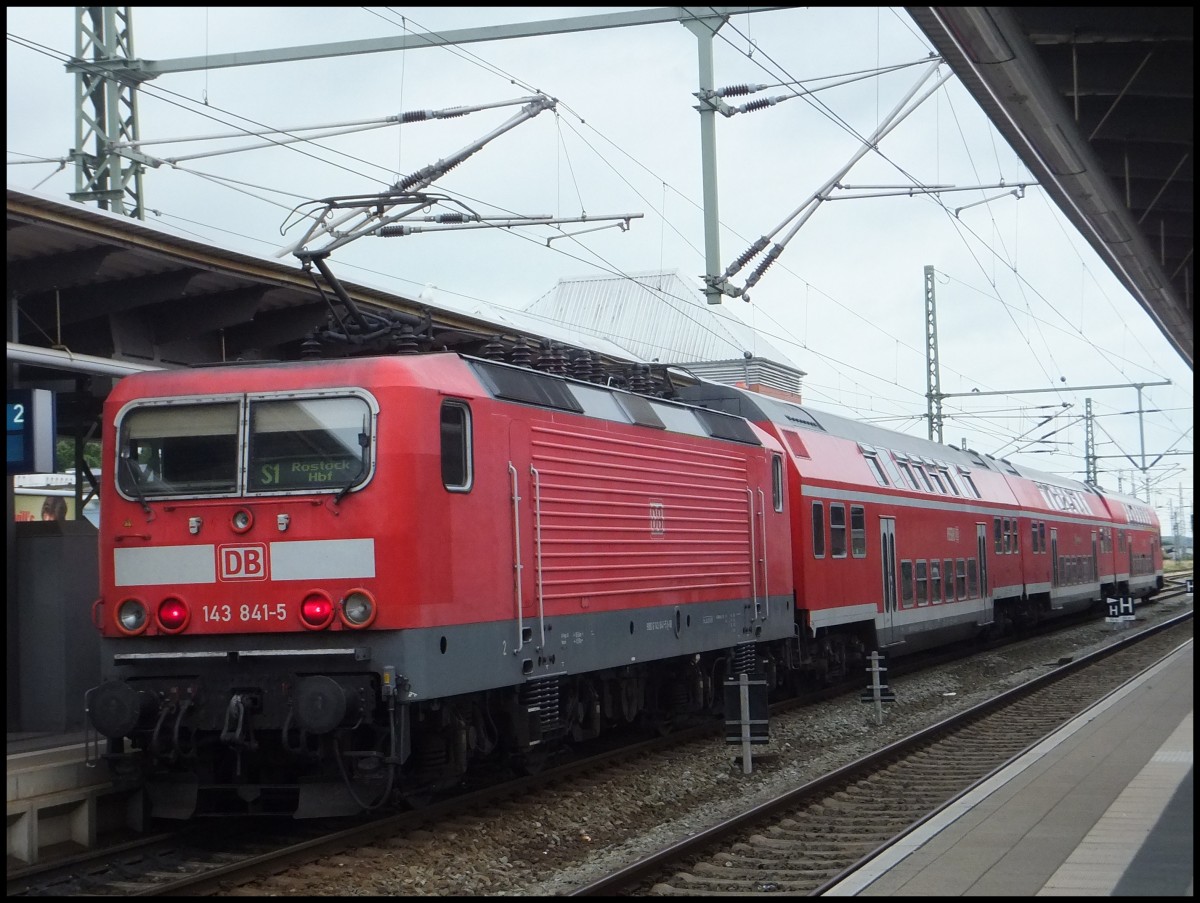 143 841-5 als S1 im Rostocker Hauptbahnhof am 25.06.2012  