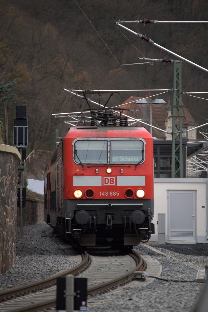 143  885   als Zuglok der S1 Richtung Schna , abfahrend in Meien Altstadt
01.12.2013 14:40 Uhr.