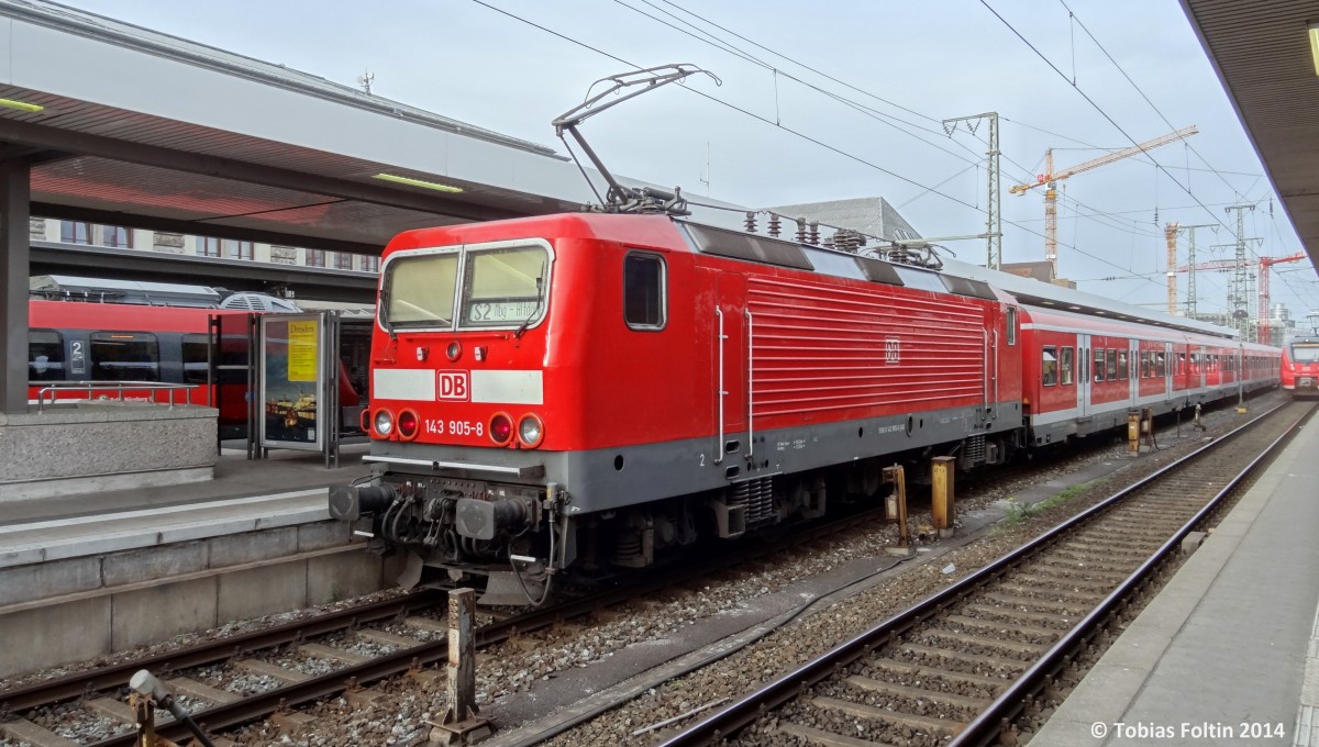 143-905 steht mit einer x-Wagen Garnitur als S2 nach Altdorf in Nrnberg Hbf bereit.
Aufgenommen im April 2014.