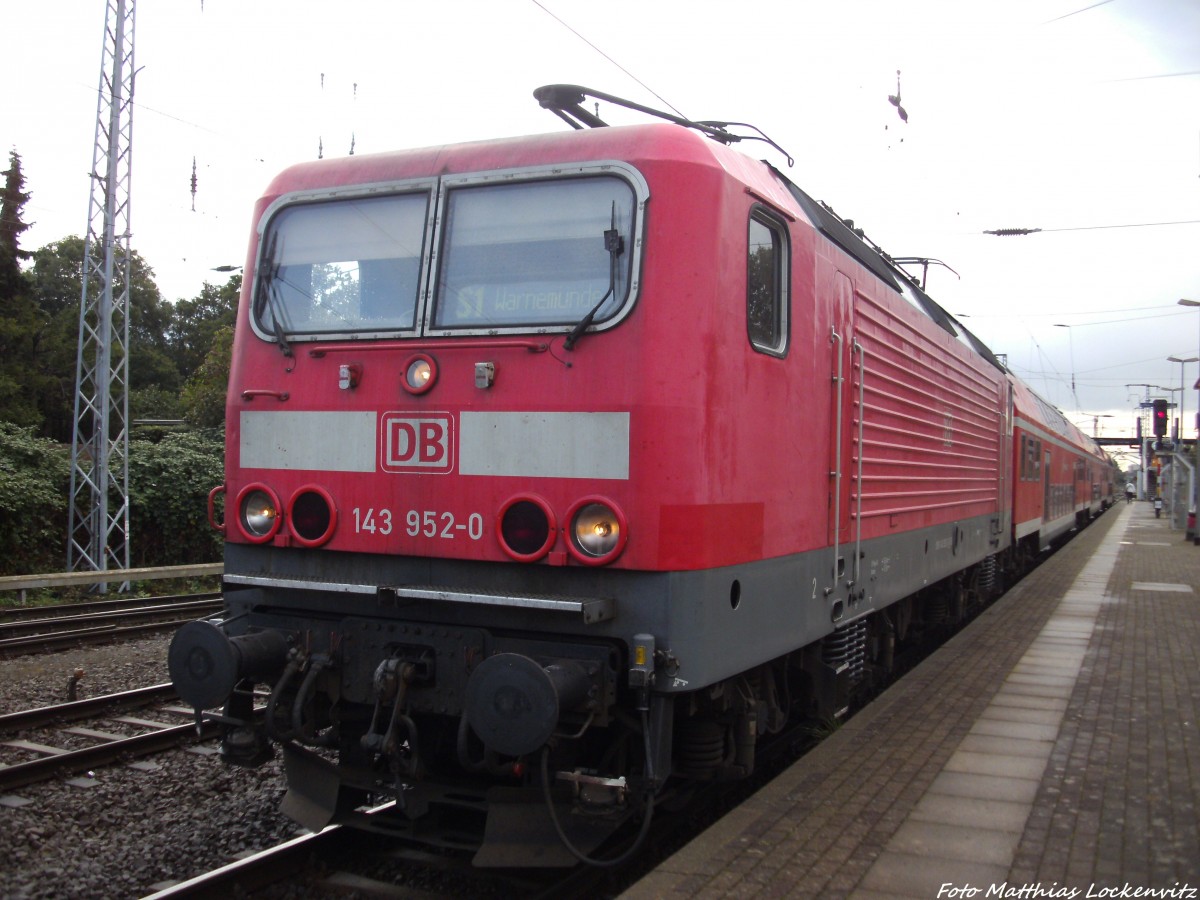 143 952-0 als S1 mit ziel Warnemnde im Bahnhof Rostock Bramow am 27.9.13 