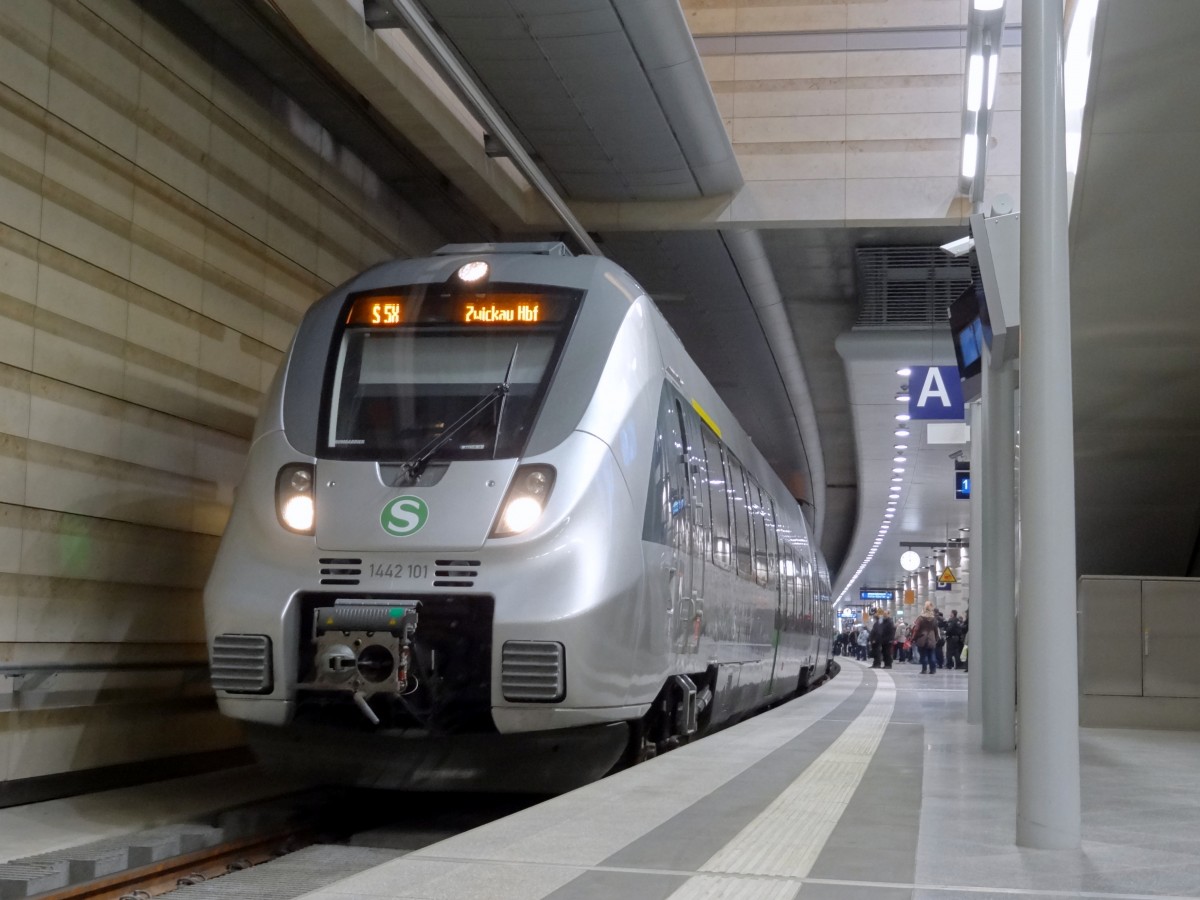 1442-101 steht als S5X nach Zwickau in Leipzig Hbf(tief) im Dezember 2013.
