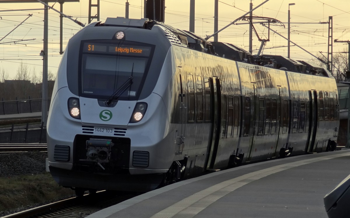 1442-103 nach Leipzig-Messe legt in der Station Leipzig-Nord einen Halt ein.
Aufgenommen im Dezember 2013.