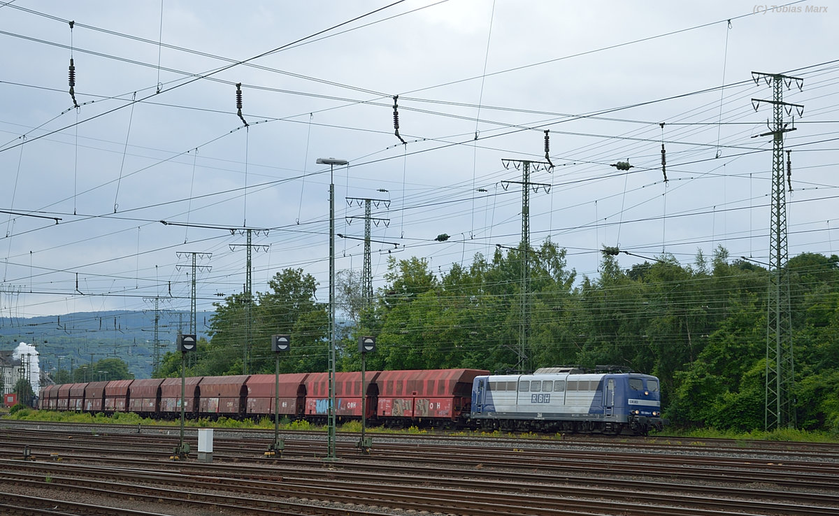 151 084 (RBH) bei der Durchfahrt mit einem Kohlezug durch Koblenz-Ltzel am 18.06.2016