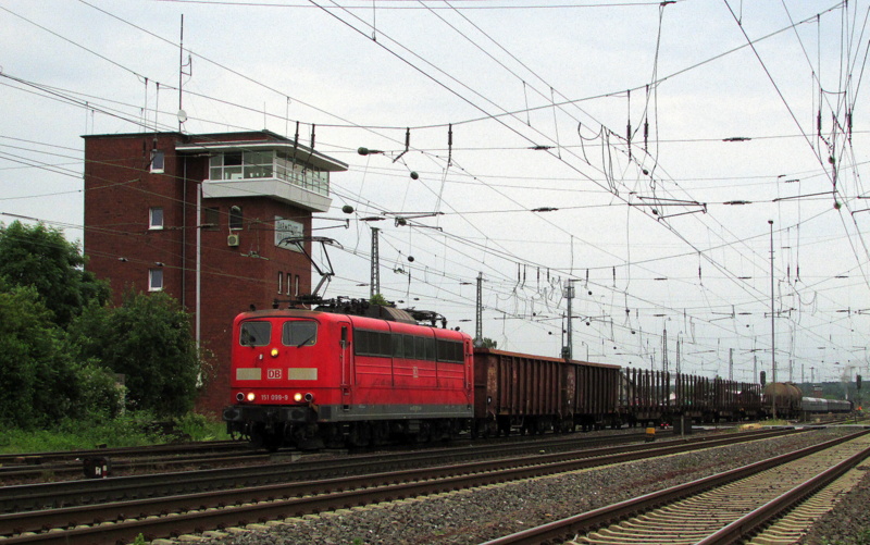 151 099-9 bei der Durchfahrt mit 55579 in Darmstadt Kranichstein am 27.Mai.2014