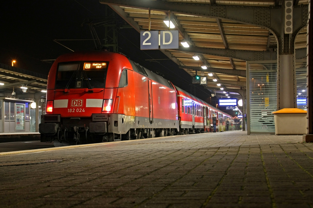 182 024 am 18.10.14 an einem Abend im Bf Weimar gen Halle