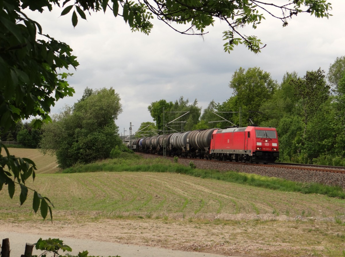 185 228-4 ist hier am 20.05.15 an der Schöpsdrehe bei Plauen/V. zu sehen.