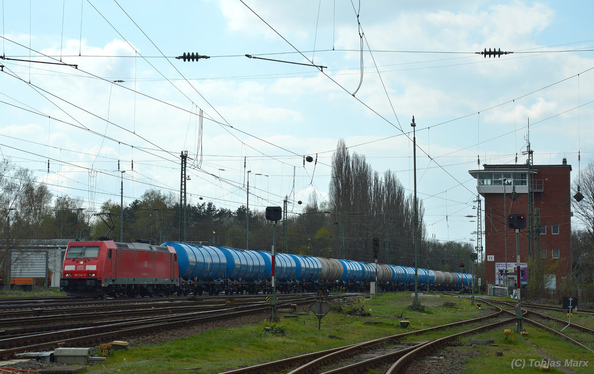 185 242-5 bei der Durchfahrt durch Darmstadt-Kranichstein mit einem Kesselzug am 06.04.2016