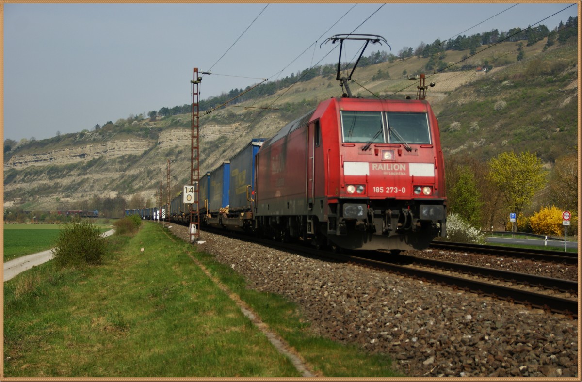 185 273-0 mit einen Aufliegerzug Richtung Süden am 01.04.14 bei Thüngersheim.