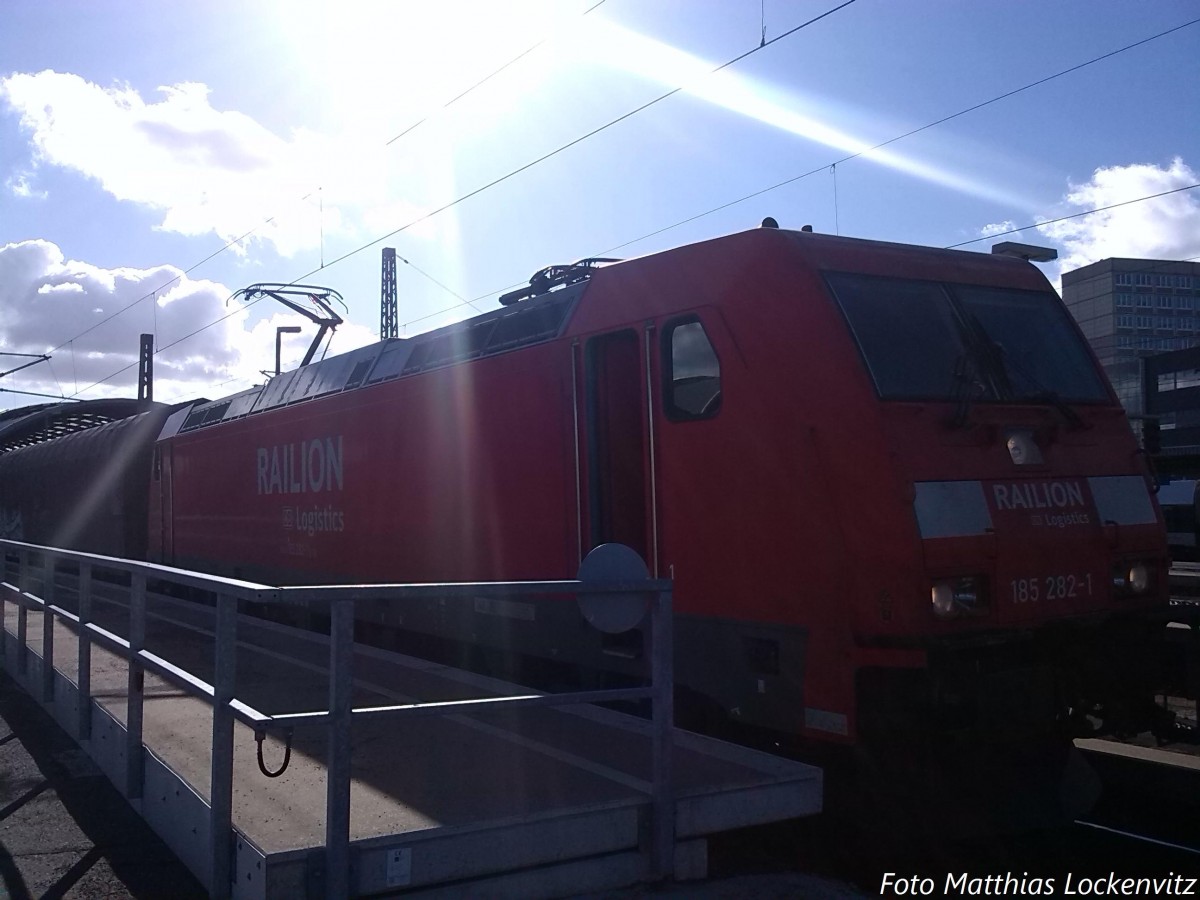 185 282-1 beim Halten im Bahnhof Halle Saale Hbf am 14.2.14