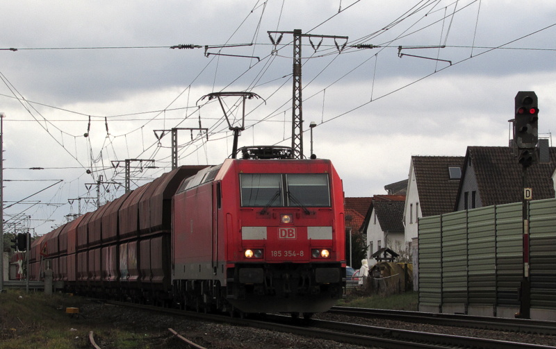 185 354-8 mit ihrem G�terzug am B� 38 in Weiterstadt am 22.Feb.2014