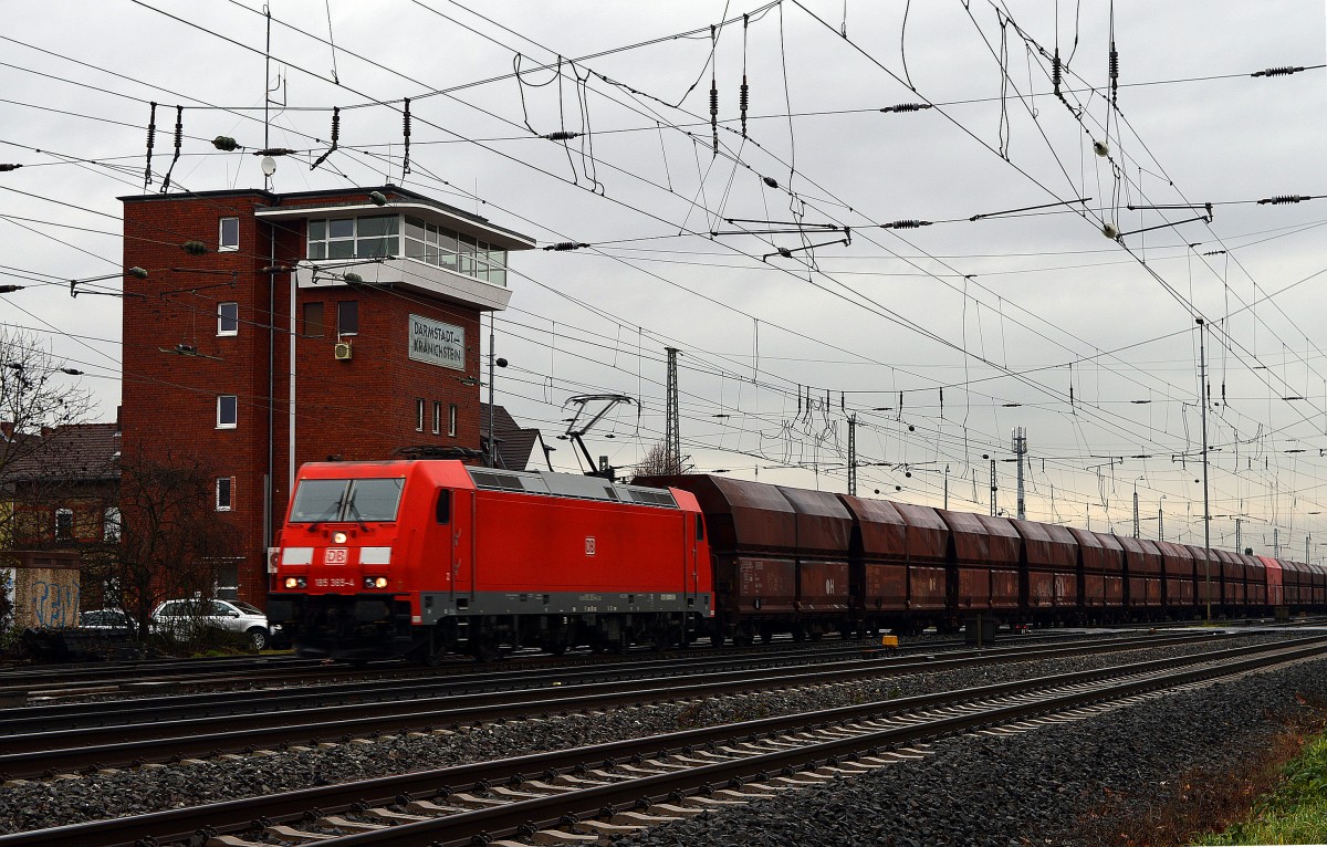 185 365-4 durchf�hrt mit einem G�terzug den Bahnhof Darmstadt Kranichstein am 13.12.2014