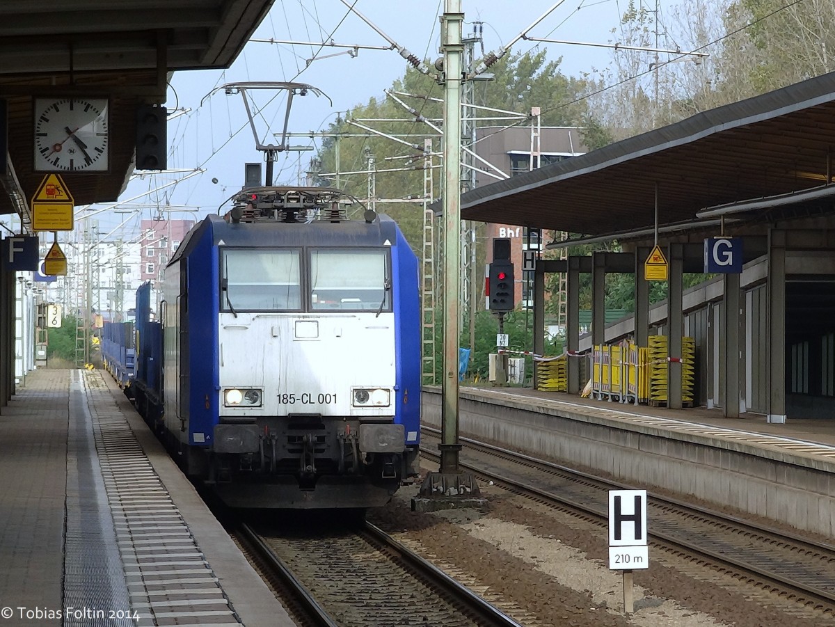 185-CL 001 durchfährt mit einem Güterzug Braunschweig Hbf.
Aufgenommen im September 2014.