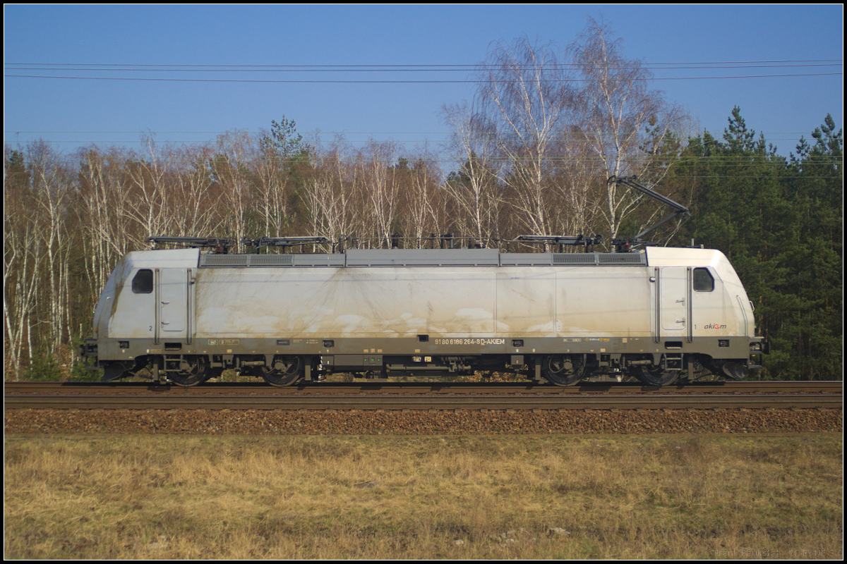 186 264-8 ist bei der CTL Logistics im Einsatz. Am 09.04.2018 fuhr die Lok des Vermieters Akiem als Tfzf durch die Berliner Wuhlheide.