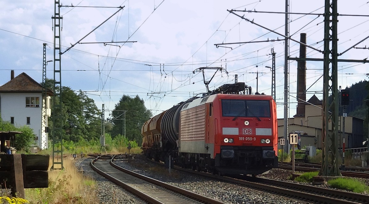 189-059 durchfährt mit ihrem Güterzug Kronach.
Aufgenommen im August 2014.