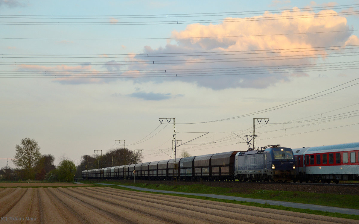 193 845 mit einem G�terzug zwischen Weiterstadt und Klein-gerau am 08.04.2016