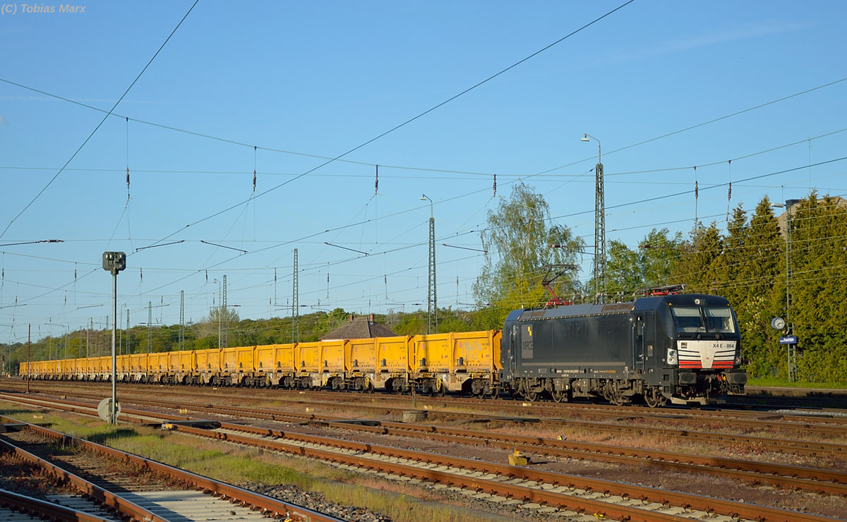 193 865-6 bei der Durchfahrt mit ihrem Abraumzug durch Darmstadt-Kranichstein am 04.05.2016