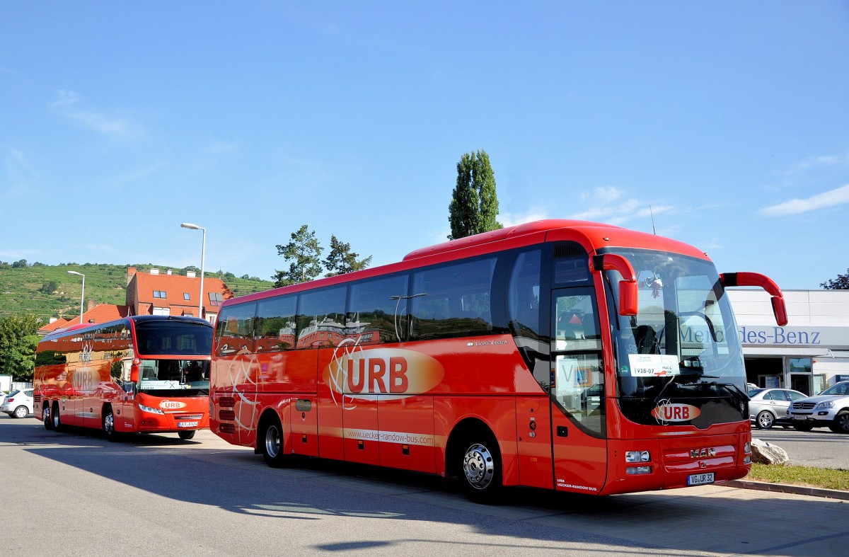 2 mal URB Busse in Krems,rechts ein MAN Lions Coach,links ein Neoplan Cityliner,Krems Juli 2013.