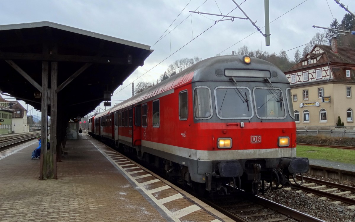 2 n-Wagen und eine 111 machen Pause in Kronach.
Aufgenommen im Dezember 2013.