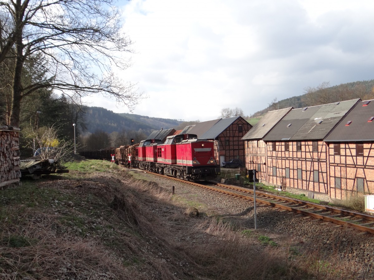 202 597-1, 202 738-1 und Schublok 202 240-8 waren am 24.03.14 mit einem Holzzug von Saalfeld nach Friesau unterwegs. Hier zusehen in Leutenberg.