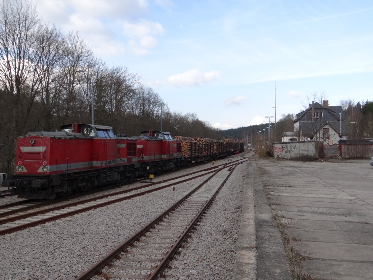202 597-1, 202 738-1 und Schublok 202 240-8 waren am 24.03.14 mit einem Holzzug von Saalfeld nach Friesau unterwegs. Hier zusehen in Wurzbach.