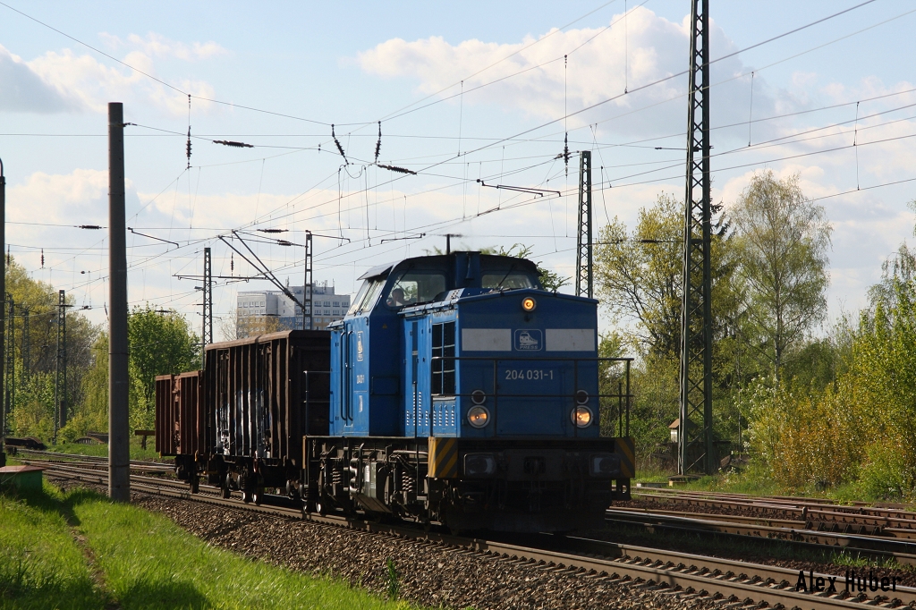 204 031 der Press durchf�hrt mit 2 offenen G�terwagen den Bahnhof Leipzig-Thekla ri Sch�nefeld.