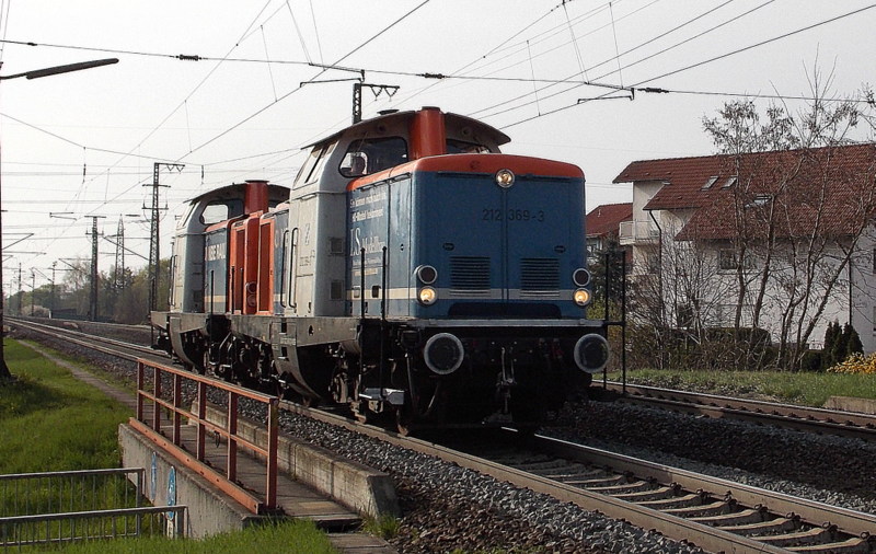 212 369-3 und 212 ??? der Nordbayrischen Eisenbahn Gesellschaft bei der Durchfahrt in Weiterstadt am 30.Mrz.2014