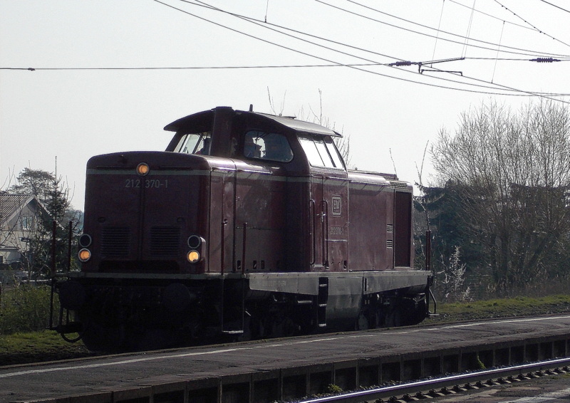 212 370-1 bei der Durchfahrt in Weiterstadt am 30.Mrz.2014 