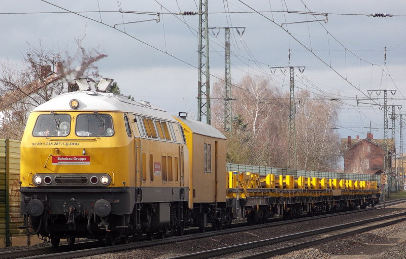 218 xxx mit einem Bauzug vor dem B� 38 in Weiterstadt am 22.Feb.2014
