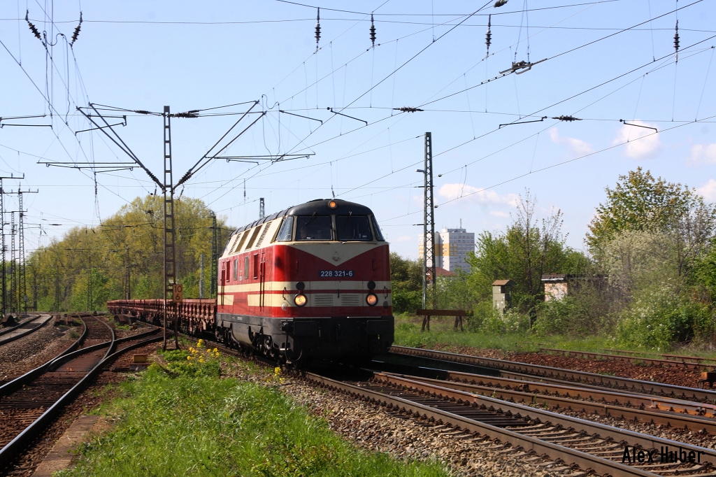 228 321 CLR f�hrt durch den Bahnhof Leipzig-Thekla ri Sch�nefeld