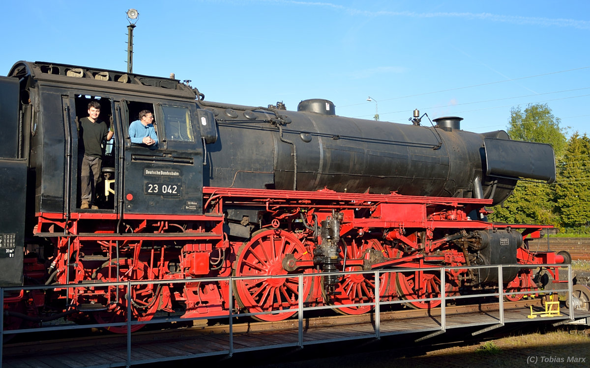 23 042 auf der Drehscheibe am Vortag der Bahnwelttage 2016 (04.05.2016)