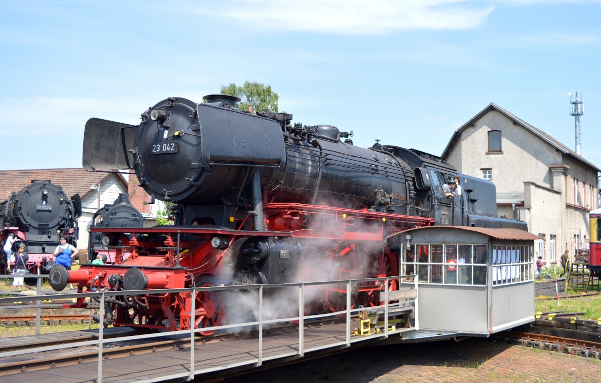 23 042 auf der Drehscheibe in Darmstadt Kranichstein am 14.05.2015