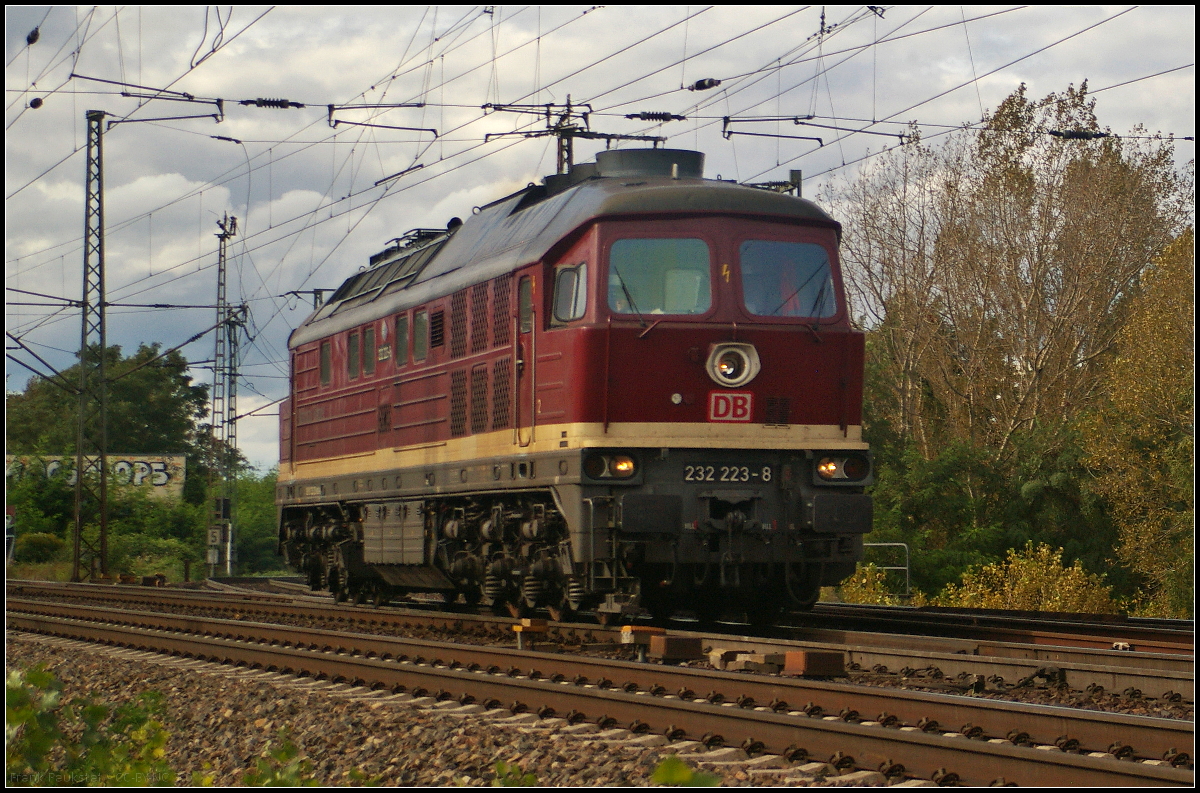 232 223-8 der DB Bahnbau Gruppe kam langsam und leise aus der Verbindungskurve von Magdeburg-Rothensee und fuhr am 09.09.2017 Richtung Elbbrücke. Gruß an den Tf zurück!