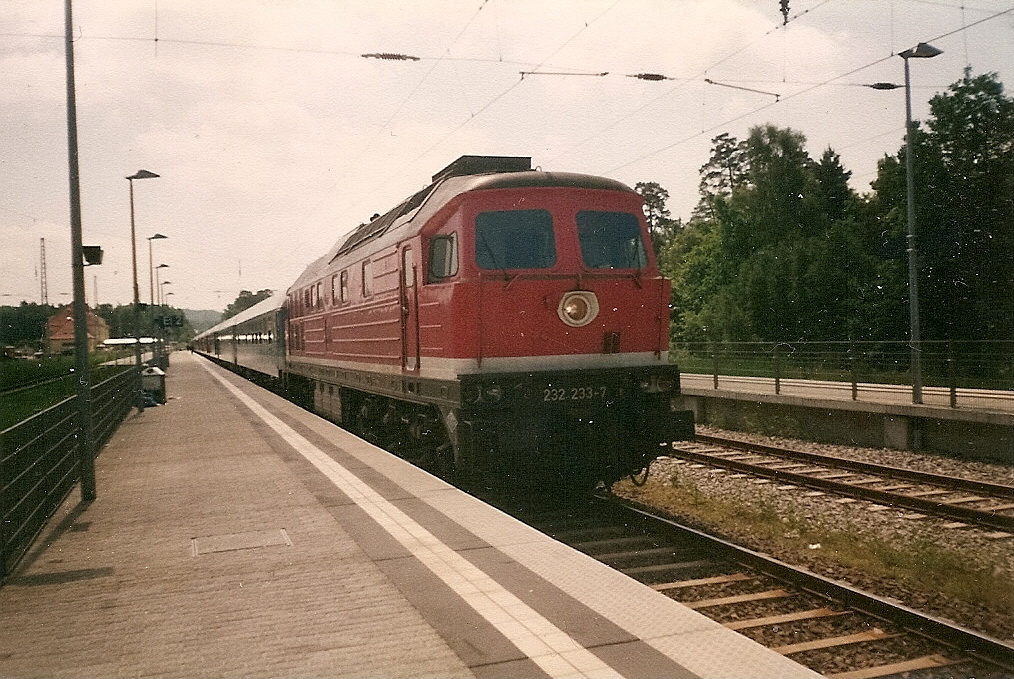 232 233 mit einem InterRegio in Binz.