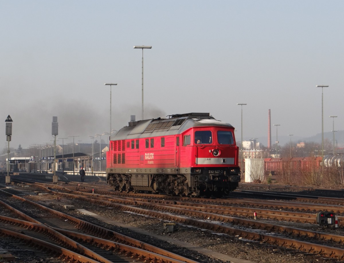 232 527 ist am 12.03.14 bei der Ausfahrt in Marktredwitz zusehen. 