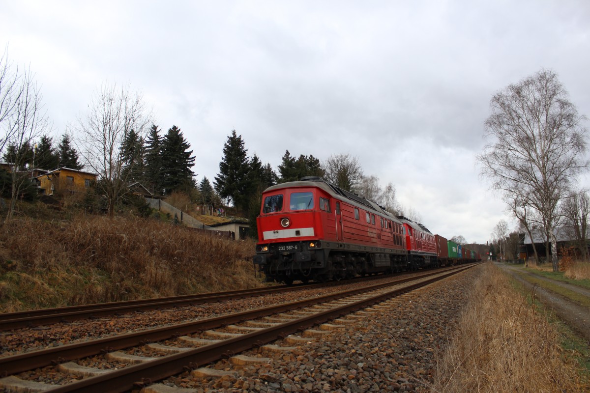 232 587 und 232 254 zusehen mit einem Elbtalumleiter am 15.03.14 in Oelsnitz/V.