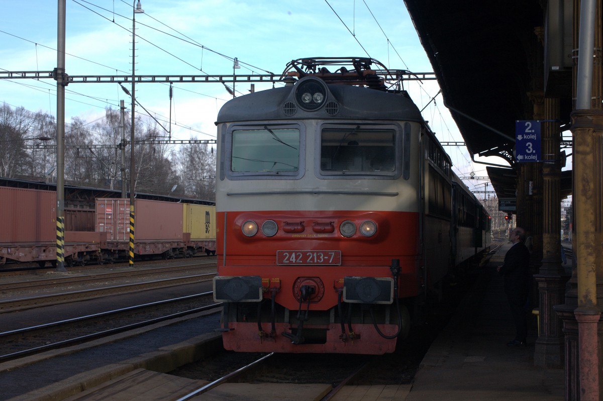 242 213-7  steht mit einem kurzen Zug abfahbereit Richtung Cheb in Karlovy Vary.
12.02.2014 14:08 Uhr.