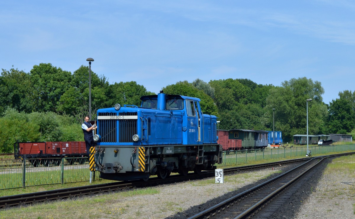 251 901-5 rangiert am 02.08.2015 zum P 104 in Putbus