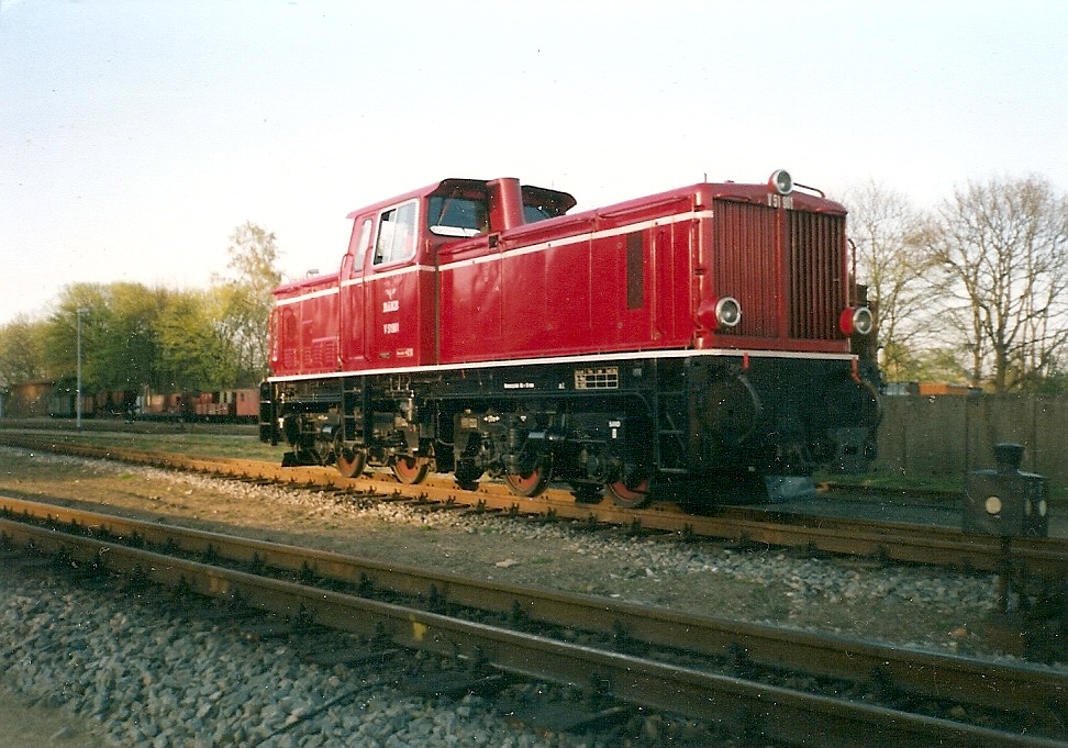 251 901 noch in ihrer damaligen roten Farbgebung in Putbus.