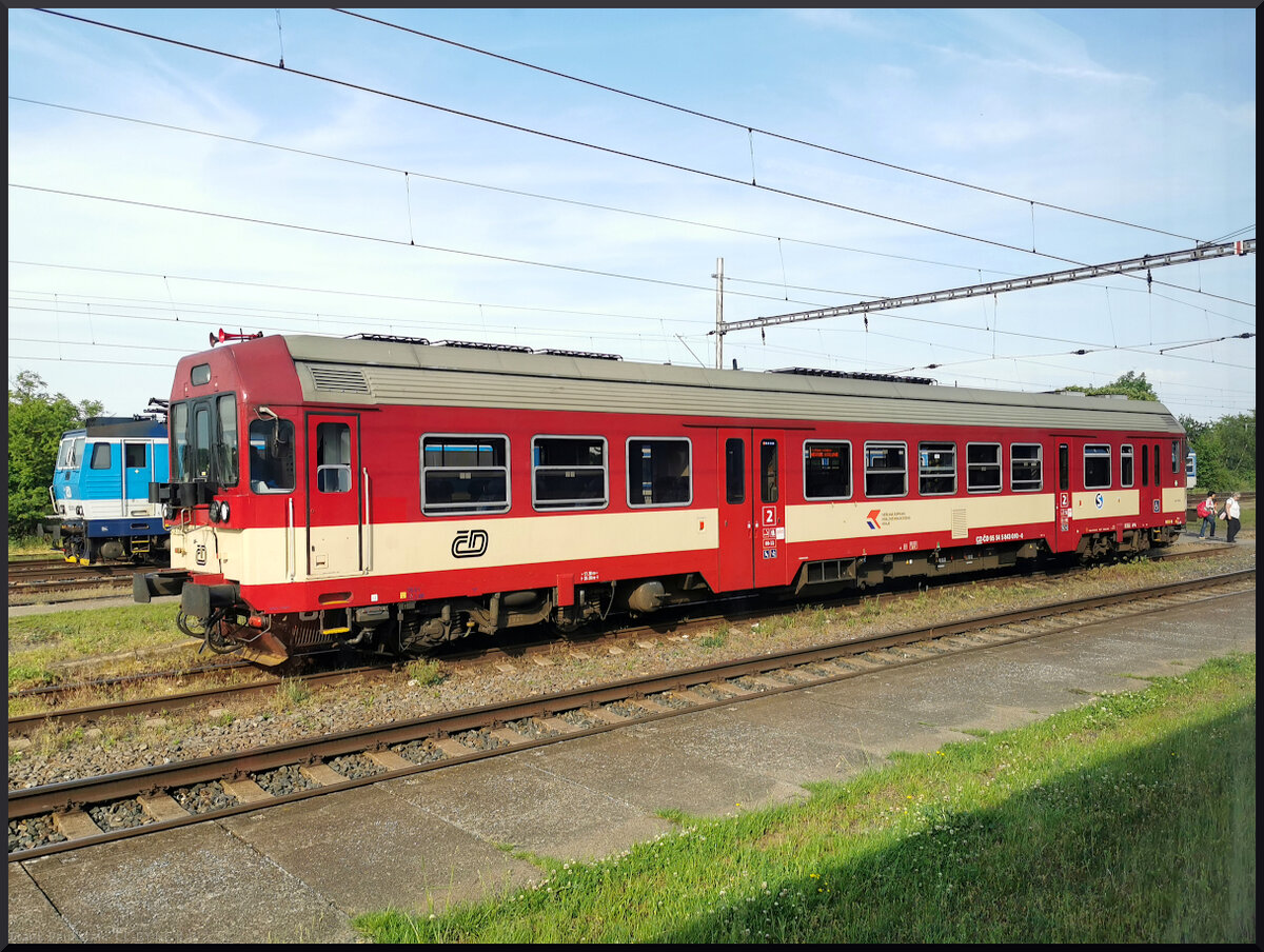 ČD 843 010 fuhr als S-Bahn in den Bahnhof Chlumec nad Cidlinou ein (Bild durch die Scheibe).

Chlumec nad Cidlinou, 20.05.2022
[CZ-CD 95 54 5 843 010]
