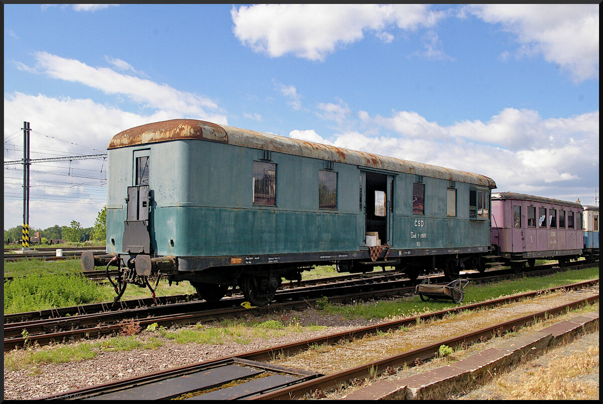 ČSD Dsd 7-2805 ist ein Gepäckwagen mit Dienstabteil. Der Wagen stand am 21.05.2022 im Eisenbahnmuseum Jaroměř.